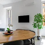 Roma Apartment Near To Colosseum Re-House