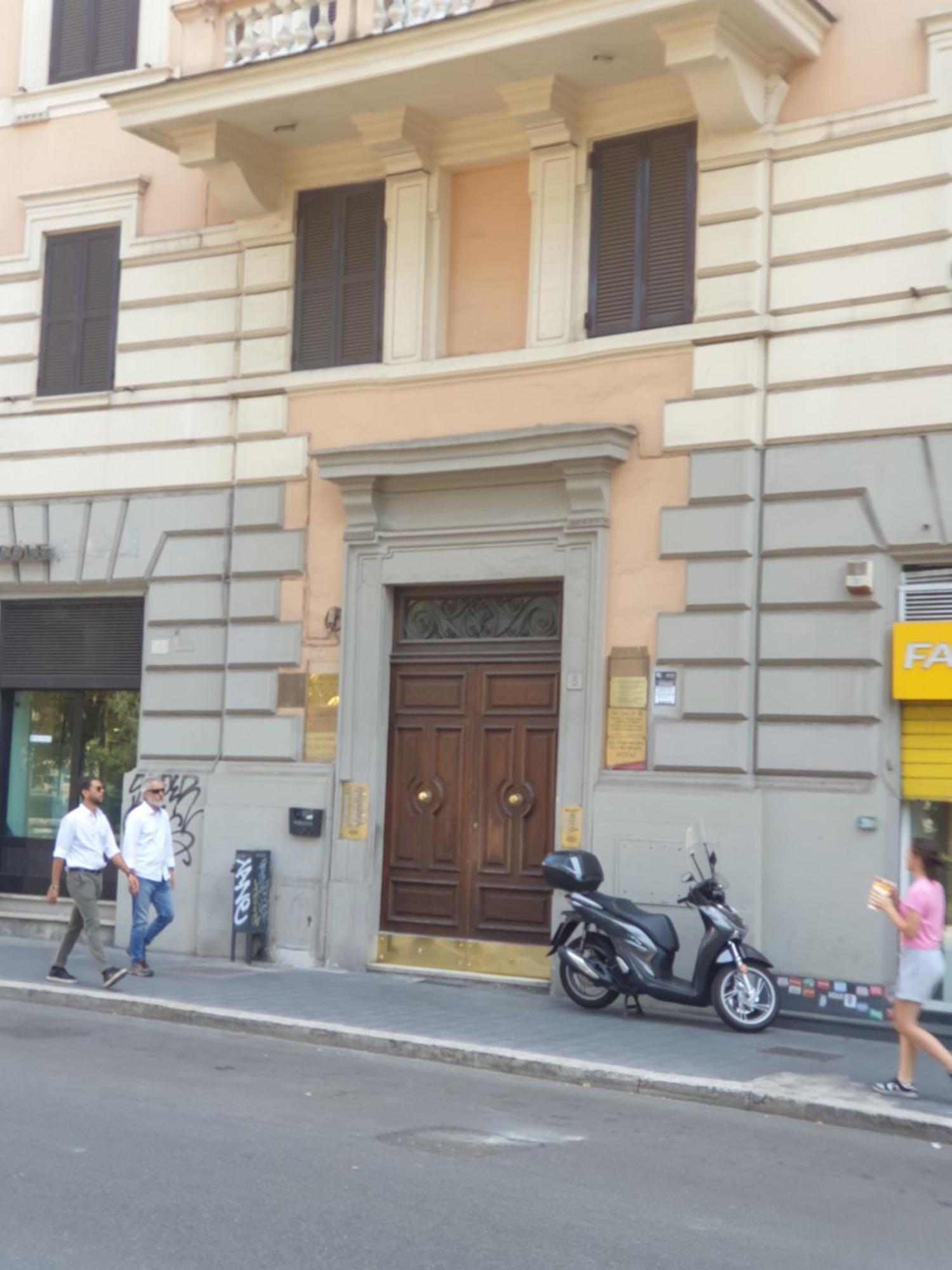 Near To Colosseum Re-house Apartment Rom